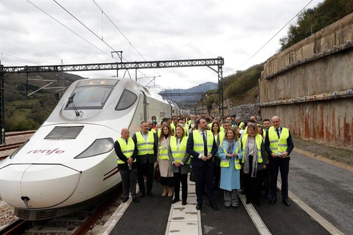 Archivo - Primer viaje en tren electrificado por la Variante de Pajares.