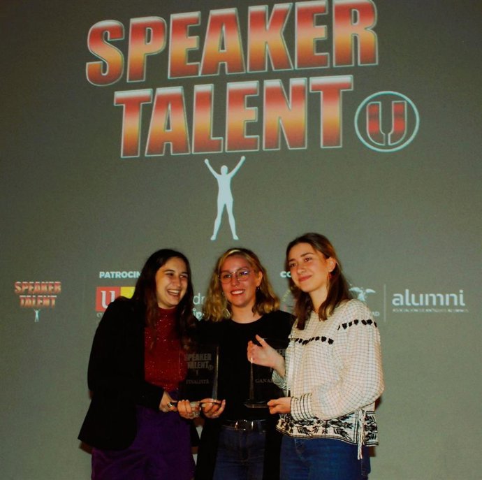 Universitarias premiadas en el concurso 'Speaker Talent' de Sevilla.