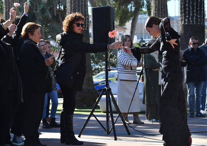 Ayuntamiento De Tomares: Nota De Prensa Y Fotos (Tomares Conmemora El Día Internacional De La Erradicación De La Violencia Contra La Mujer (25N), Rindiendo Homenaje A Las Víctimas Y A La Mujer Discapacitada)