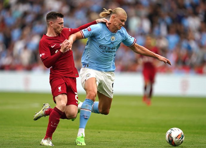 Archivo - 30 July 2022, United Kingdom, Leicester: Manchester City's Erling Haaland (R) and Liverpool's Andrew Robertson battle for the ball during the English FA Community Shield soccer match between Liverpool and Manchester City at the King Power Stad