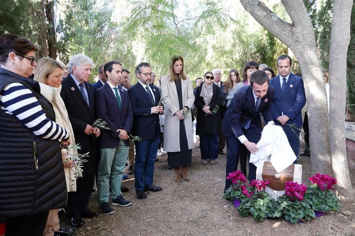 El presidente del Consell de Mallorca, Lloren Galmés, descubre una placa en el memorial de Raixa a las mujeres víctimas de violencia de género.