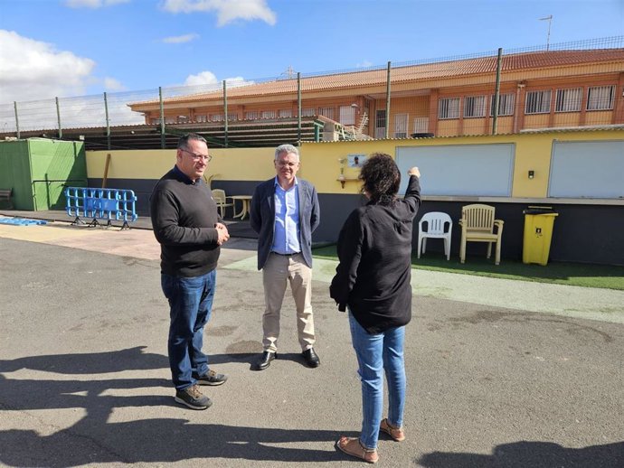 El consejero de Educación, Formación Profesional, Actividad Física y Deportes del Gobierno de Canarias, Poli Suárez, y el alcalde accidental de Granadilla de Abona, Óscar Delgado, visitan el CEIP  Los Abrigos