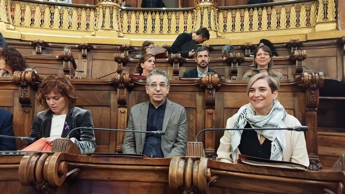 El hasta ahora portavoz de BComú, Jordi Martí, y la exalcaldesa y líder de BComú, Ada Colau, en el pleno de este viernes.