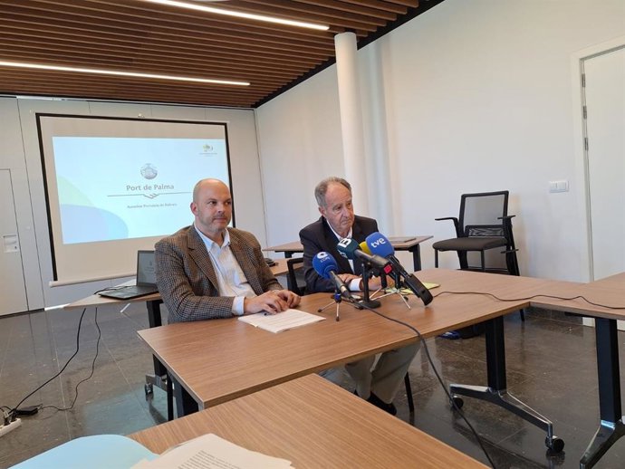 El teniente de alcalde de Urbanismo, y Vivienda, Óscar Fidalgo, en rueda de prensa con el presidente de la APB, Javier Sanz