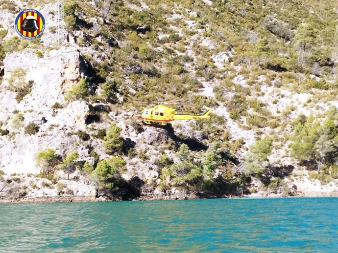 Rescatado en Cortes de Pallás un trabajador de la central eléctrica accidentado en una zona rocosa