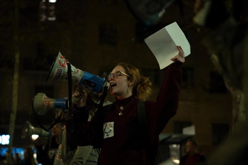 Archivo - Una chica con un megáfono durante una manifestación contra las violencias machistas, a 25 de noviembre de 2022, en Barcelona, Catalunya (España). 