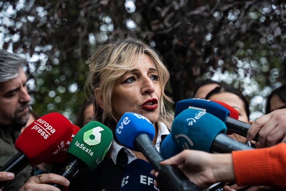 La vicepresidenta segunda del Gobierno y ministra de Trabajo y Economía Social en funciones, Yolanda Díaz, ofrece declaraciones a los medios durante la manifestación en apoyo a Palestina, a 29 de octubre de 2023, en Madrid (España).