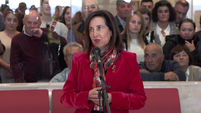La ministra de Defensa despide en el aeropuerto de Badajoz a militares con destino a Líbano