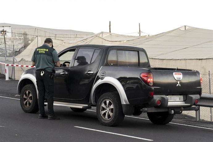 Archivo - Agentes de Guardia Civil conversan con el conductor de un vehículo