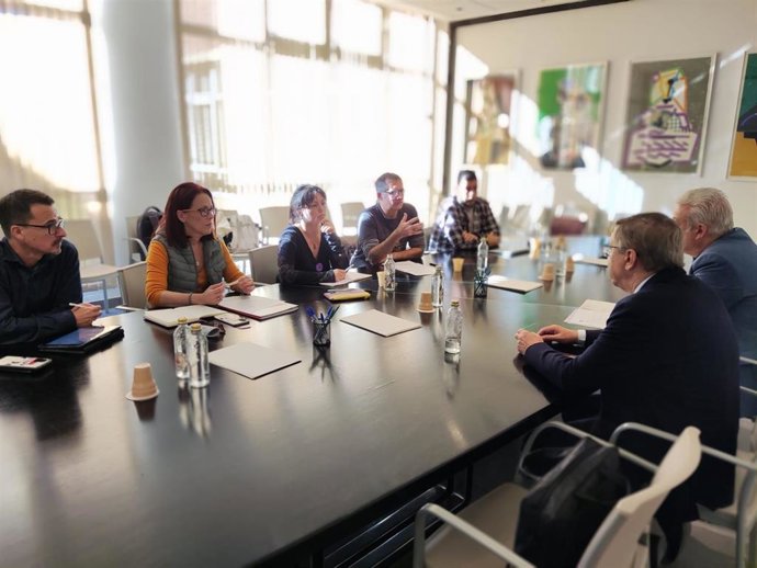Representantes del Sindicat de Treballadors i Treballadores de l'Ensenyament del País Valenci (STEPV) han trasladado al conseller de Educación, José Antonio Rovira, "una batería de propuestas para mejorar las condiciones laborales del profesorado"