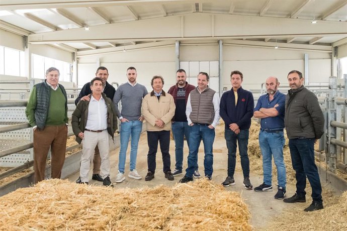 El consejero de Desarrollo Rural, Ganadería, Pesca y Alimentación, Pablo Palencia, visita Ganados Presmanes, en Galizano