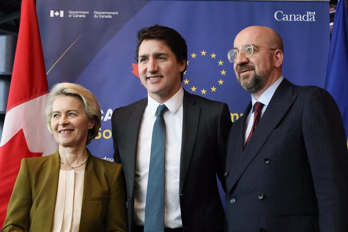 La presidenta de la Comisión Europea, Ursula Von der Leyen, el primer ministro de Canadá, Justin Trudeau, y el presidente del Consejo Europeo, Charles Michel