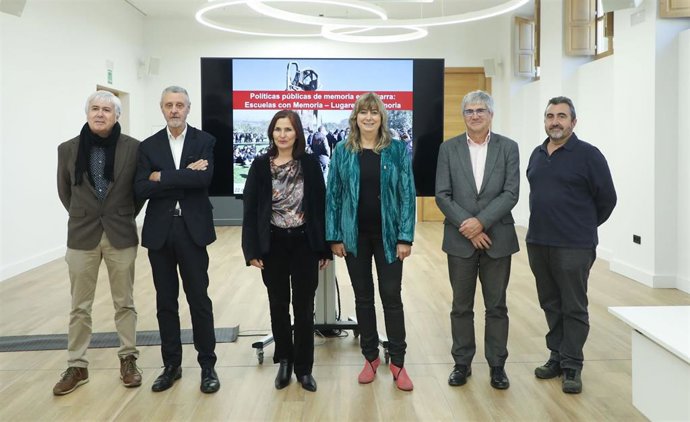 La consejera Ollo y la vicepresidenta de la Subcomisión de Cultura, Diversidad y Patrimonio del Consejo de Europa, María Luz Martínez Seijo, junto al resto de participantes en el encuentro