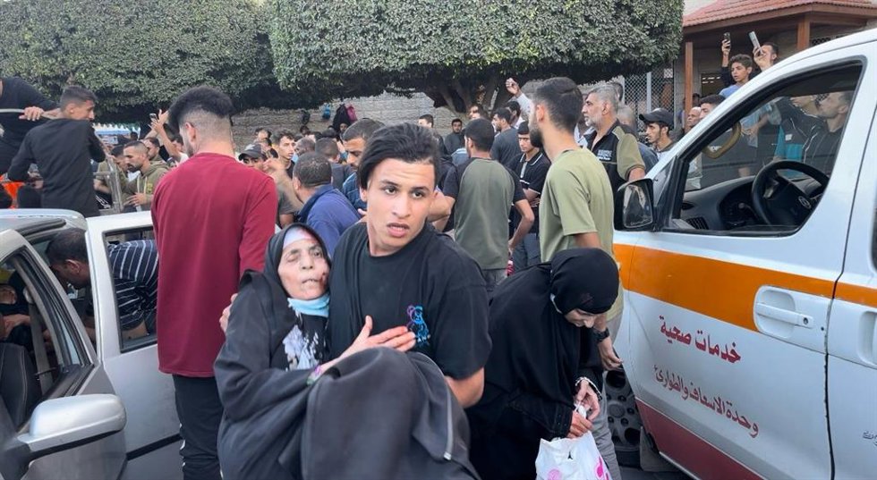 Un hombre traslada a un hospital a una mujer herida por los bombardeos israelíes.