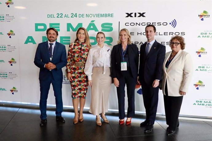 La presidenta del Govern, Marga Prohens, asiste a la clausura y entrega de distinciones del Congreso de Hoteleros Españoles en Mallorca