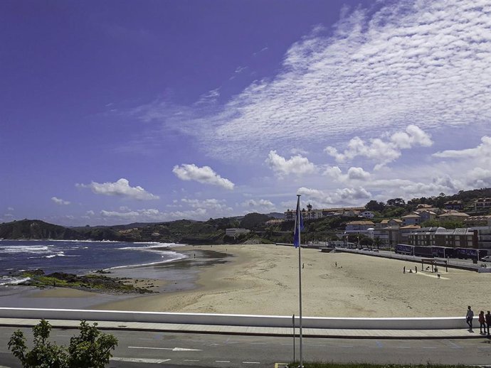 Archivo - Comillas realiza mejoras en su playa, que este verano vuelve a lucir 'Bandera Azul'