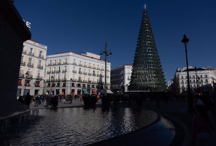 Varias personas salen a comprar durante Black Friday, en la Puerta del Sol, a 24 de noviembre de 2023, en Madrid (España). 