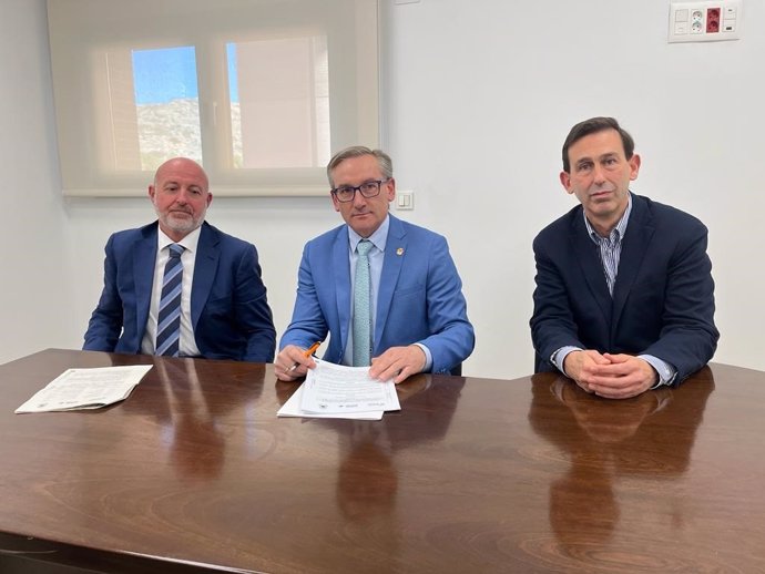 El presidente de la DPT, Joaquín Juste, el ecónomo Diocesano de la Archidiócesis de Zaragoza, Joaquín Abellanas, y el director de zona de Ibercaja, Eduardo Sola.