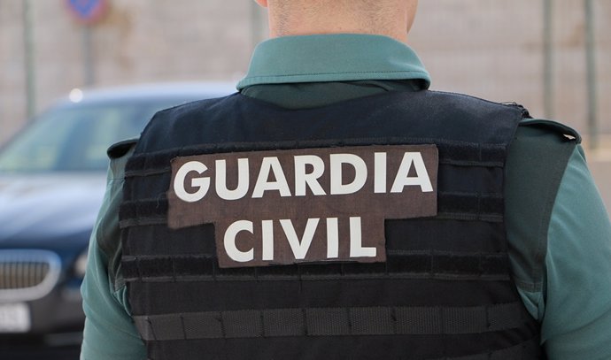 Archivo - Un agente de la Guardia Civil, de espalda, en imagen de archivo