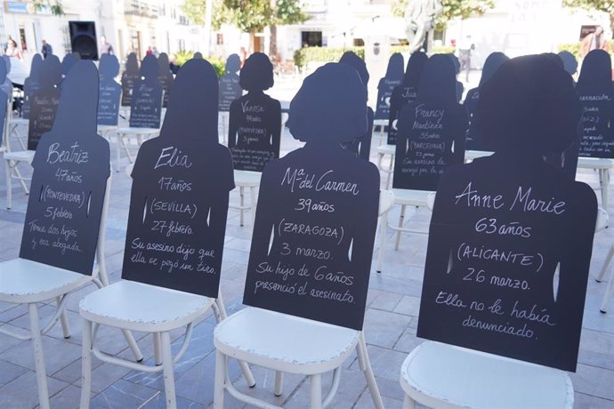 Las 53 sillas vacías que escenifican en Moguer las víctimas de violencia de género de este año en el país.