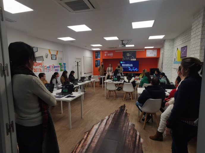 Fundación Secretariado Gitano (FSG) y Ayuntamiento de Córdoba impulsan una nueva aula digital dentro de Actualíza_TEC 'Igualdad digital para la comunidad gitana'.