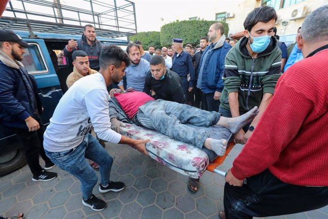 Un herido por los bombardeos israelíes es trasladado a un hospital.