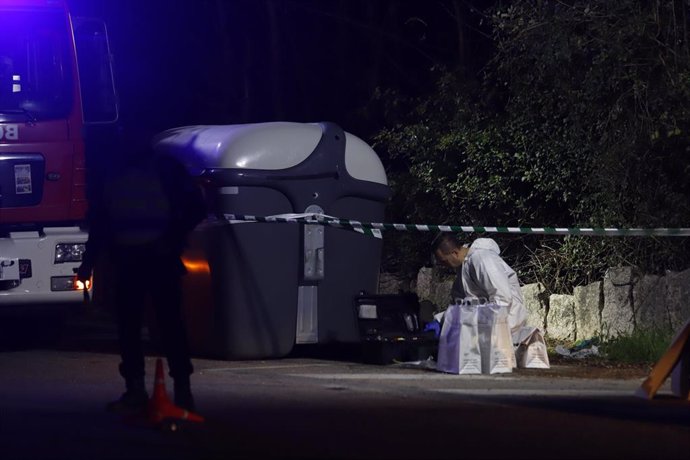 Agentes de Criminalística de la Guardia Civil trabajan en la zona donde apareció el cadáver de una mujer, con signos de violencia, en el polígono industrial de As Gándaras, en O Porriño (Pontevedra), a 23 de noviembre de 2023.
