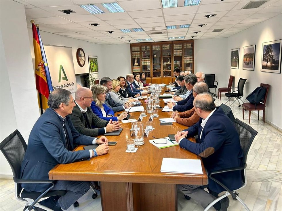 La consejera de Agricultura, Pesca, Agua y Desarrollo Rural, Carmen Crespo, ha participado en Sevilla en la reunión de la Mesa de Interlocución Agraria de Andalucía, que ha contado con la presencia de varias organizaciones agrarias.