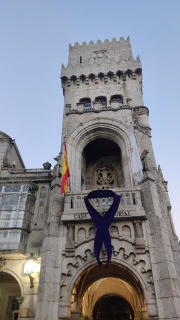 Imagen del Ayuntamiento de O Porriño con un lazo negro.