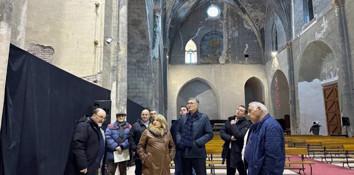 La consejera de Presidencia, Interior y Cultura, Tomasa Hernández, y el consejero de Medio Ambiente y Turismo del Gobierno de Aragón, Manuel Blasco, han visitado este viernes la Iglesia de Montalbán.