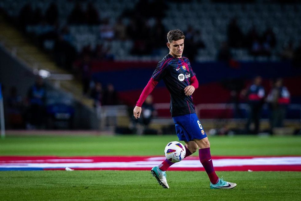Archivo - Pablo Martin Gavi of FC Barcelona warms up during the spanish league, La Liga EA Sports, football match played between FC Barcelona and Athletic Club de Bilbao at Estadio Olimpico de Montjuic on October 22, 2023, in Barcelona, Spain.