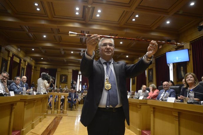 Archivo - El nuevo presidente de la Diputación de Ourense, Luis Menor, posa con la vara durante un pleno donde ha tomado posesión de su cargo, a 17 de julio de 2023, en Ourense, Galicia (España). La Diputación de Ourense inicia una nueva etapa con Luis 