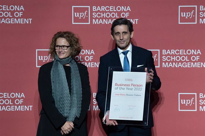 El presidente ejecutivo de Telefónica, José María Álvarez-Pállete recibe el Premio empresario del Año 2022 de la rectora de la UPF, Laia de Nadal
