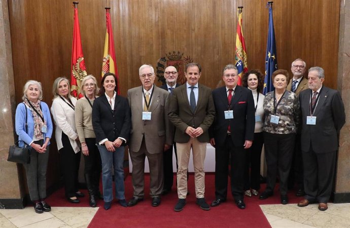 El consejero municipal de Presidencia, Ángel Lorén, recibe a la delegación de caballeros de la Virgen del Pilar.
