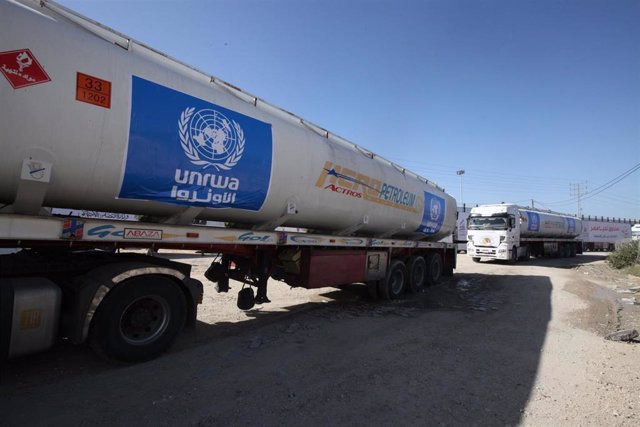 Un camión con asistencia humanitaria en el paso de Rafá, que conecta Egipto con la Franja de Gaza