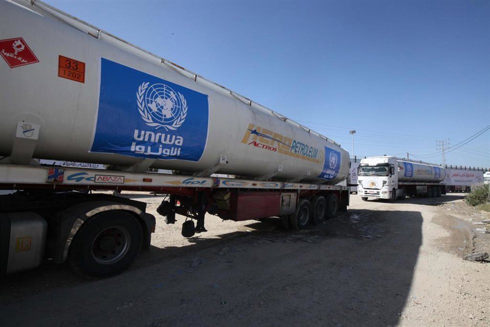 Un camión con asistencia humanitaria en el paso de Rafá, que conecta Egipto con la Franja de Gaza