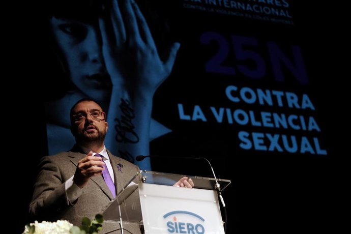 Adrián Barbón en el acto institucional por el 25N.