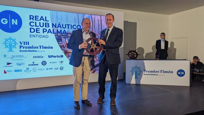 El conseller del Mar y del Ciclo del Agua, Juan Manuel Lafuente, entrega el premio Timón a la Entidad al Real Club Náutico de Palma