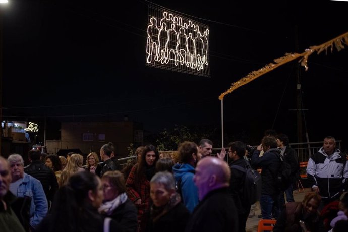 Los vecinos de Torre Baró de Barcelona encienden sus luces de Navidad con una "fiesta de barrio"