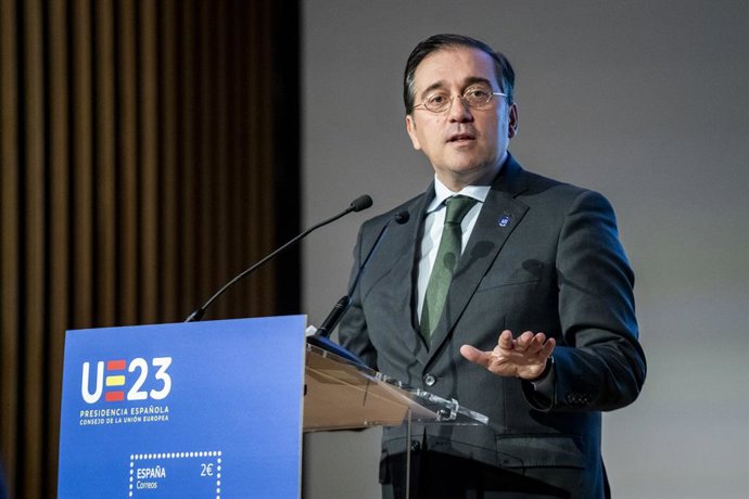 El ministro de Asuntos Exteriores, Unión Europea y Cooperación, José Manuel Albares, presenta el sello de correos UE 2023, en el Palacio Marqués de Salamanca, a 23 de noviembre de 2023, en Madrid (España). El sello está dedicado a la Presidencia español