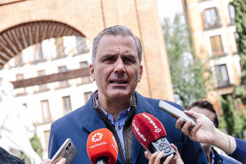 Archivo - El portavoz de Vox en el Ayuntamiento de Madrid, Javier Ortega Smith, atiende a los medios de comunicación durante su visita a la Plaza del Dos de Mayo, a 20 de octubre de 2023, en Madrid (España).