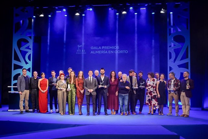 Foto de familia de los galardonados en la gala del Certamen Internacional de Cortometrajes de Fical con el actor Alvaro Morte como premio 'Almería Tierra de Cine'