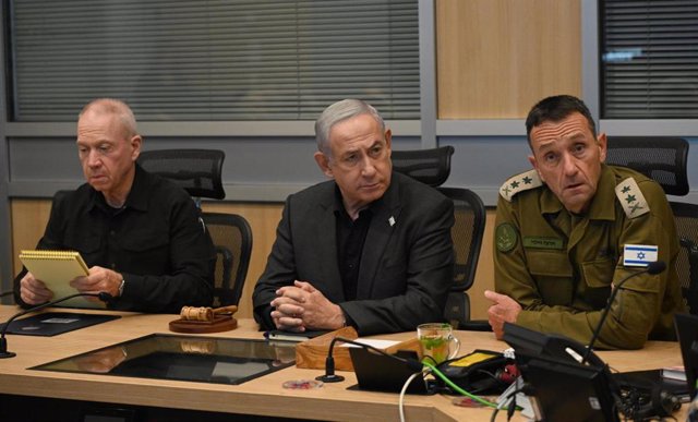 El primer ministro israelí, Benjamin Netanyahu, junto al ministro de Defensa, Yoav Gallant