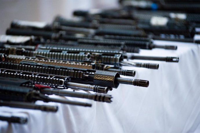 Archivo - Armas requisadas por la Policía de Colombia de disidencias de las FARC