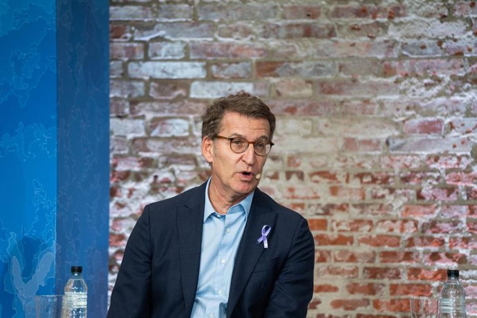 El presidente del PP, Alberto Núñez Feijóo, interviene durante un acto organizado por el PP con motivo del Día Internacional de la Eliminación de la Violencia contra la Mujer