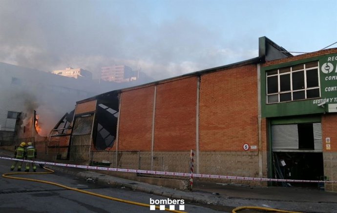 Incendio en una nave de reciclaje de papel y cartón en Montcada i Reixach (Barcelona)