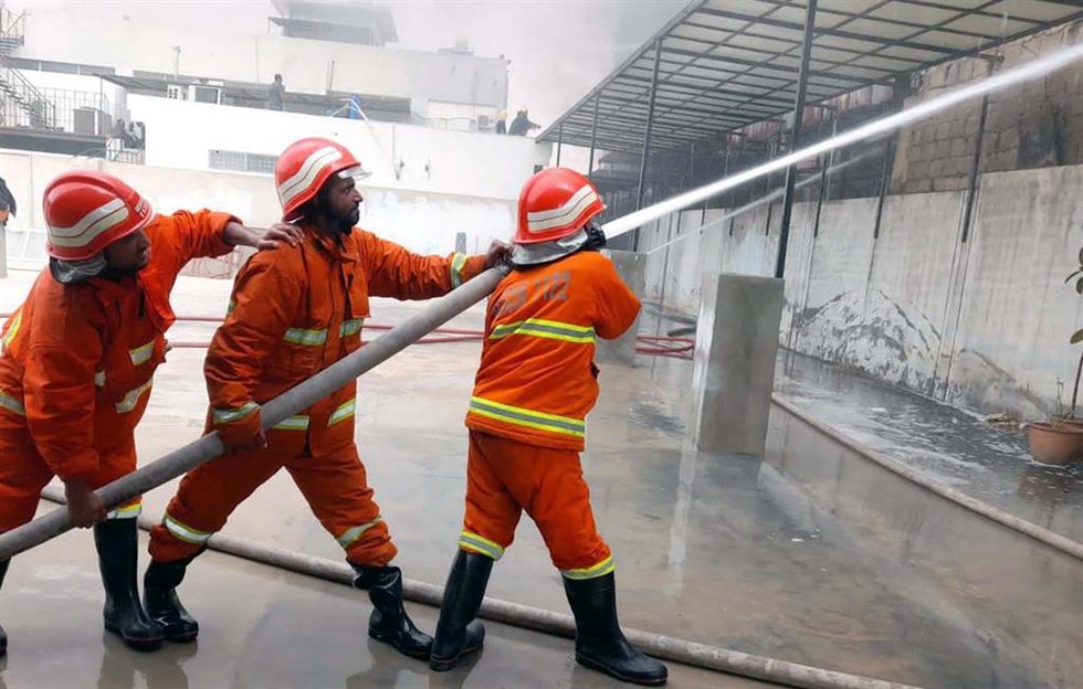 Archivo - Bomberos de Pakistán