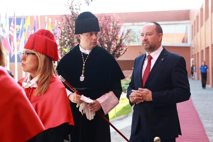 Archivo - El secretario general de Universidades, Ramón Herrera, y el rector de la UPO, Francisco Oliva, en el acto de inicio de curso en la Pablo de Olavide.