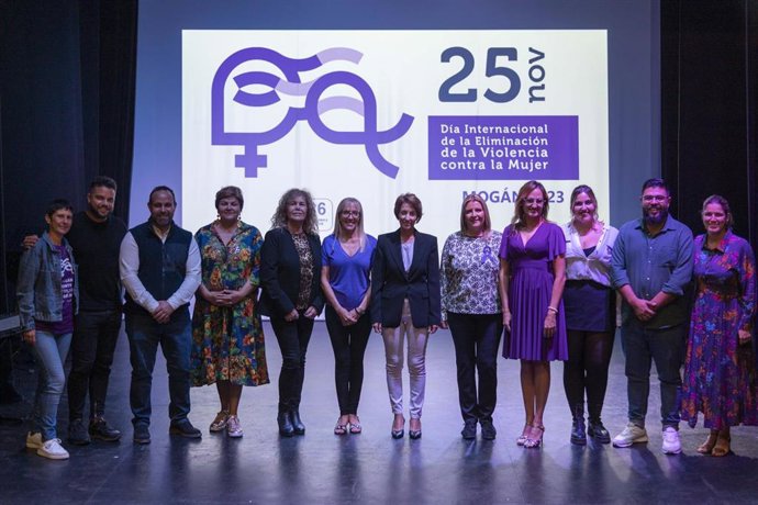 La alcaldesa de Mogán, Onalia Bueno, y personal del Servicio de Prevención y Atención Integral a Mujeres y Menores Víctimas de Violencia de Género