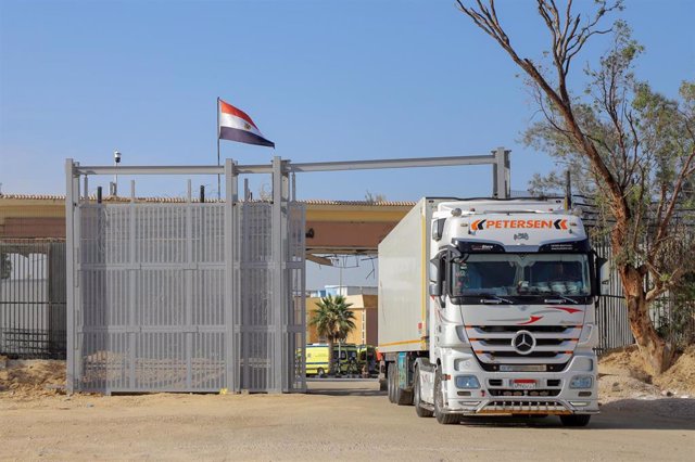 GAZA, Nov. 24, 2023  -- A truck with humanitarian aid enters the Gazan side of the Rafah crossing, on Nov. 24, 2023. The first temporary humanitarian truce between Hamas and Israel entered into force at 7:00 a.m. local time (0500 GMT) on Friday in the Gaz